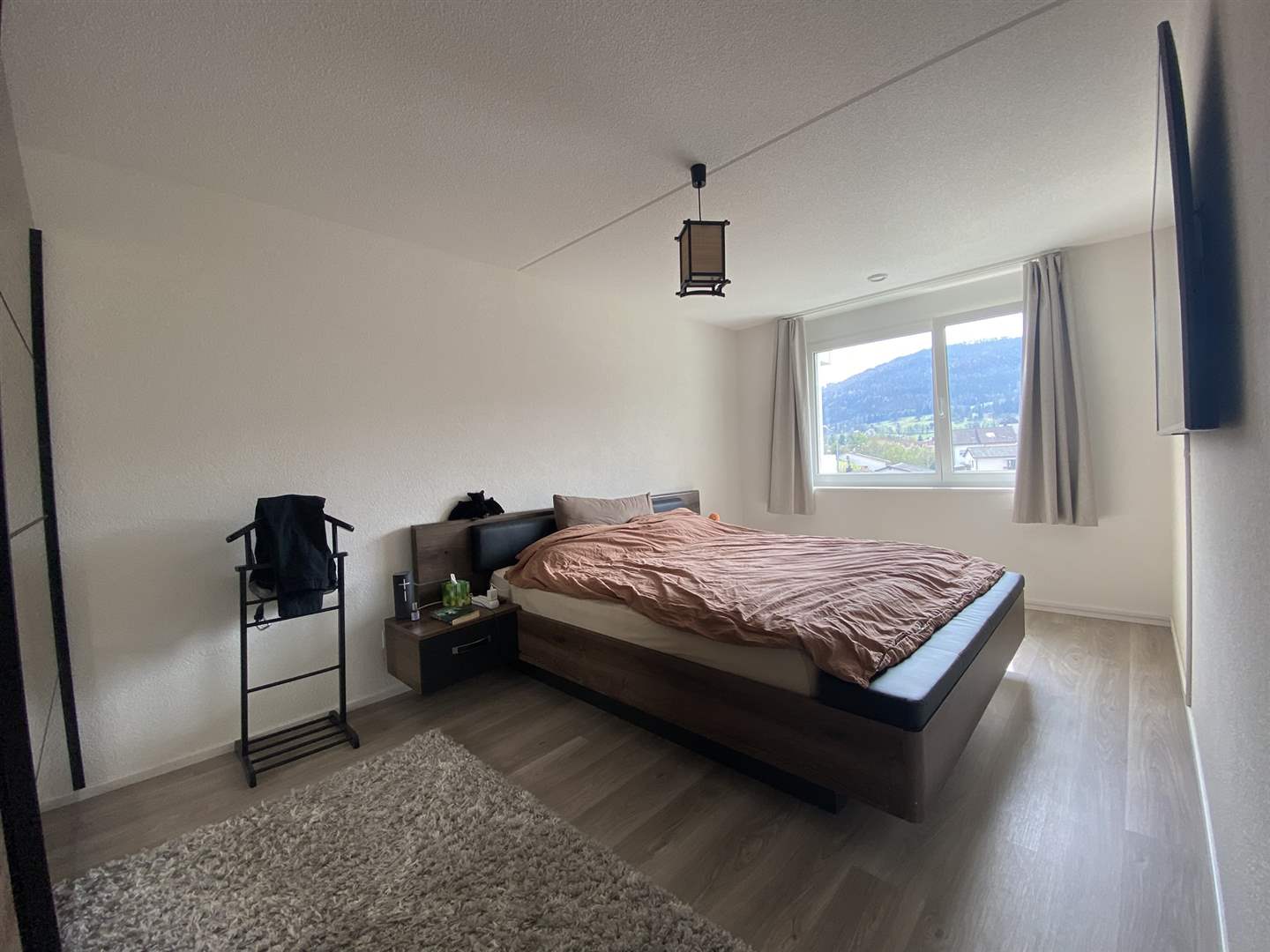 Helles Schlafzimmer mit Bergblick