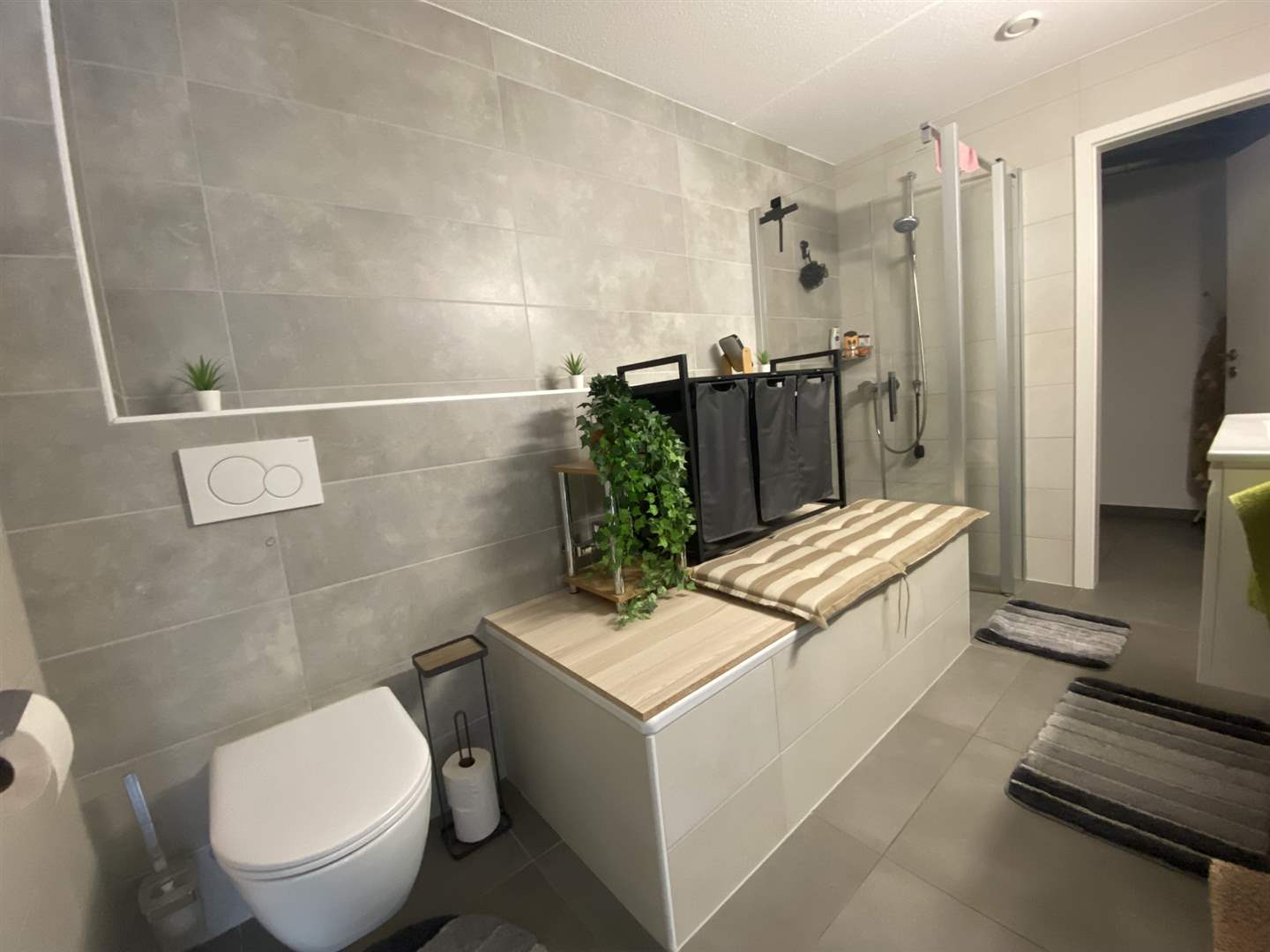 Modernes Badezimmer mit Dusche und WC