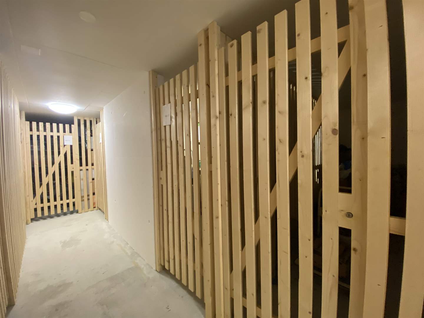 Holzverkleideter Flur mit Gitterabtrennungen