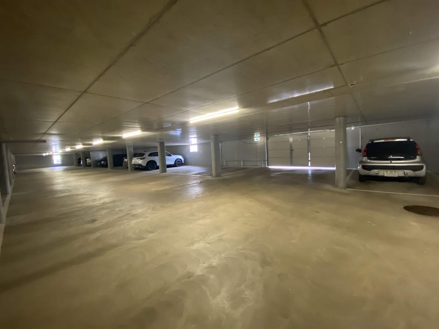 Tiefgarage mit geparkten Autos