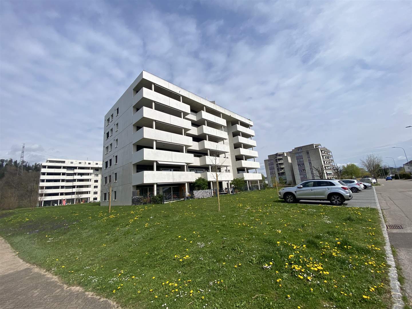 Mehrfamilienhaus mit Balkonen