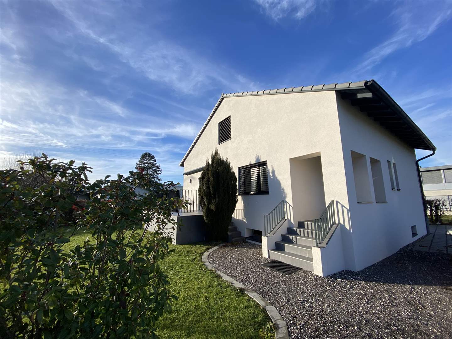 Modernes Einfamilienhaus mit Garten