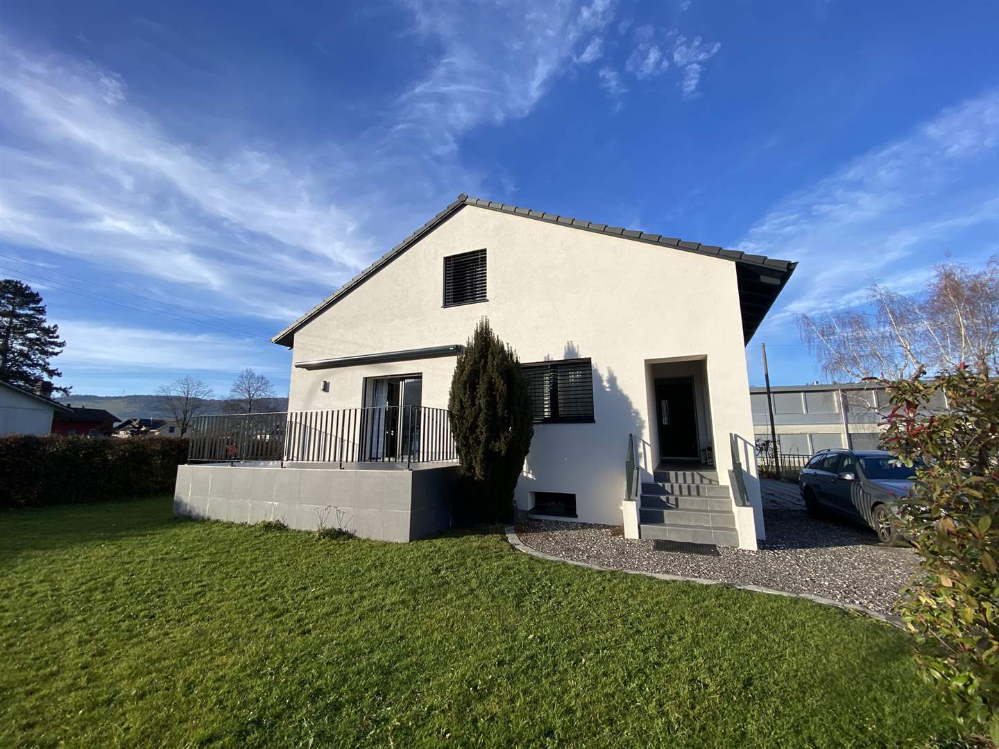 Modernes Einfamilienhaus mit Garten