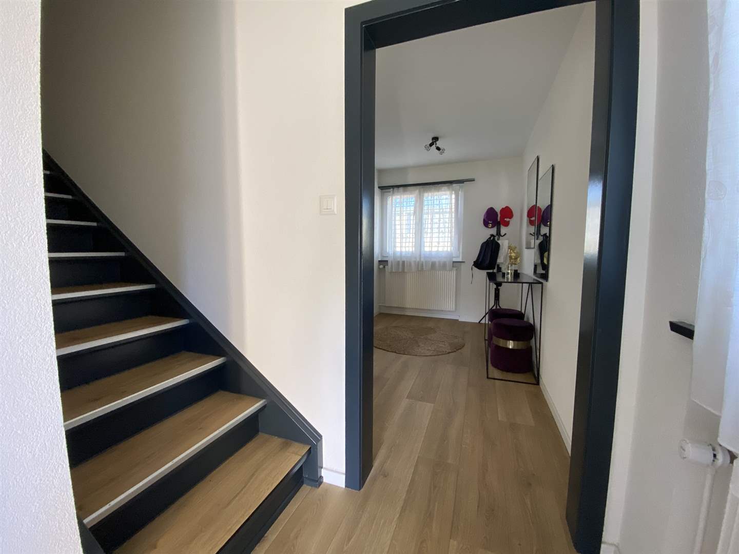 Moderner Flur mit Treppe