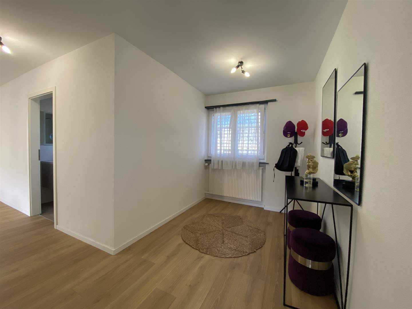 Heller Flur mit Holzoptik und Spiegeln