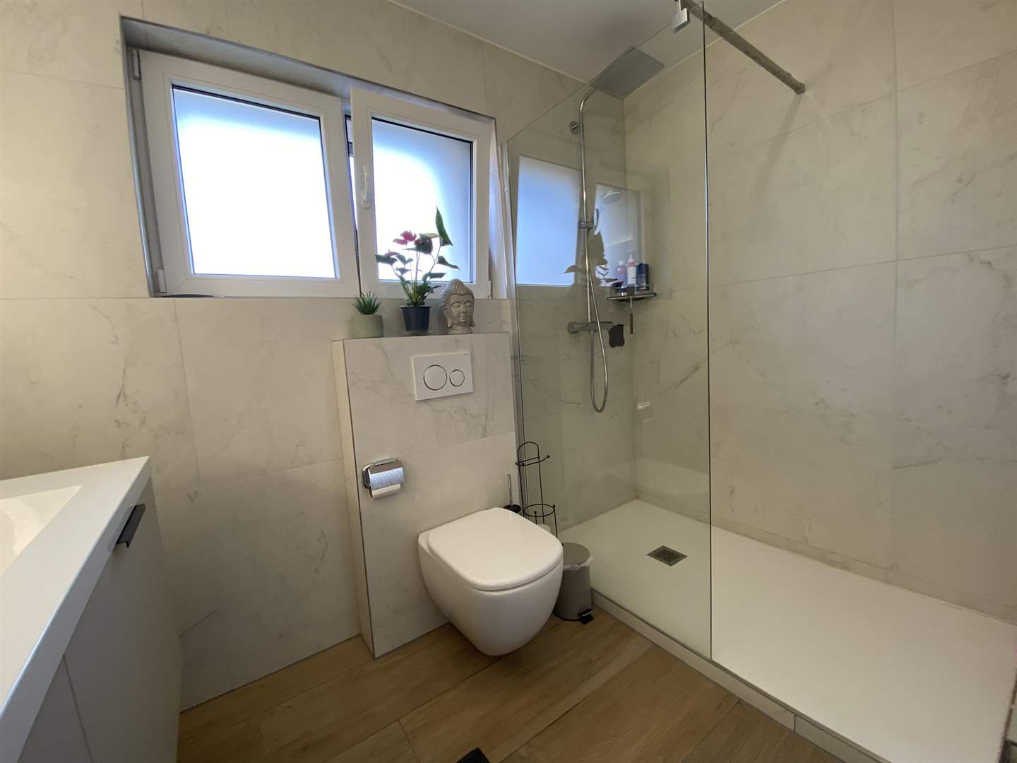Modernes Badezimmer mit Walk-in-Dusche und Wand-WC
