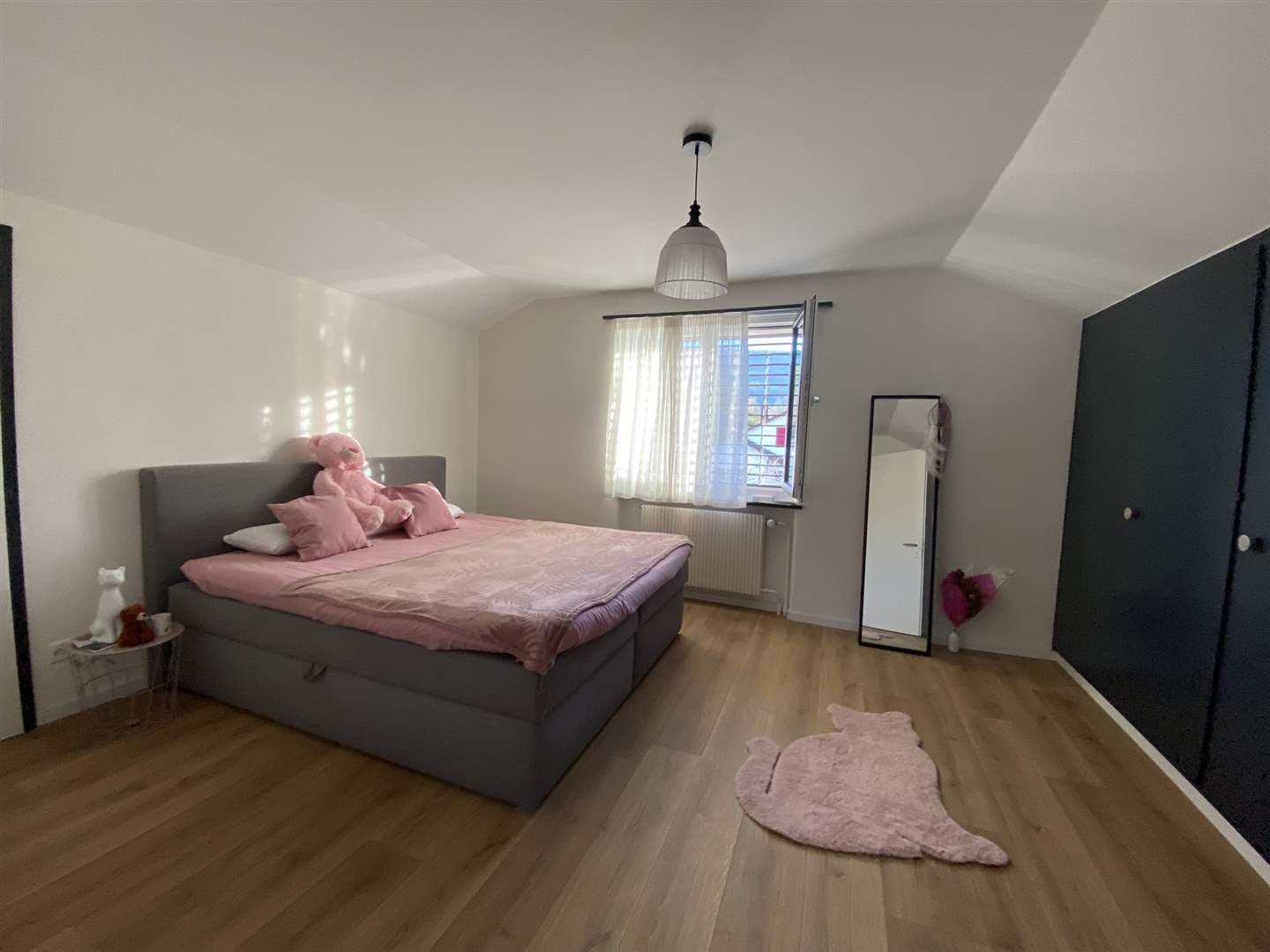 Schlafzimmer mit Bett und Fenster