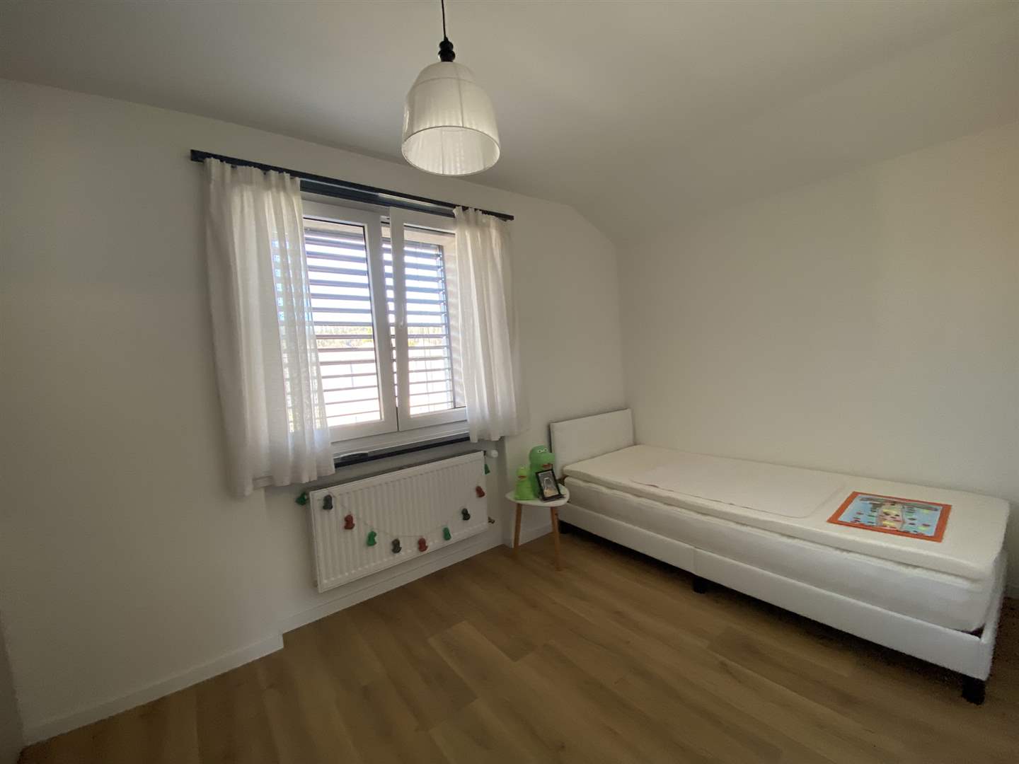 Helles Schlafzimmer mit Einzelbett