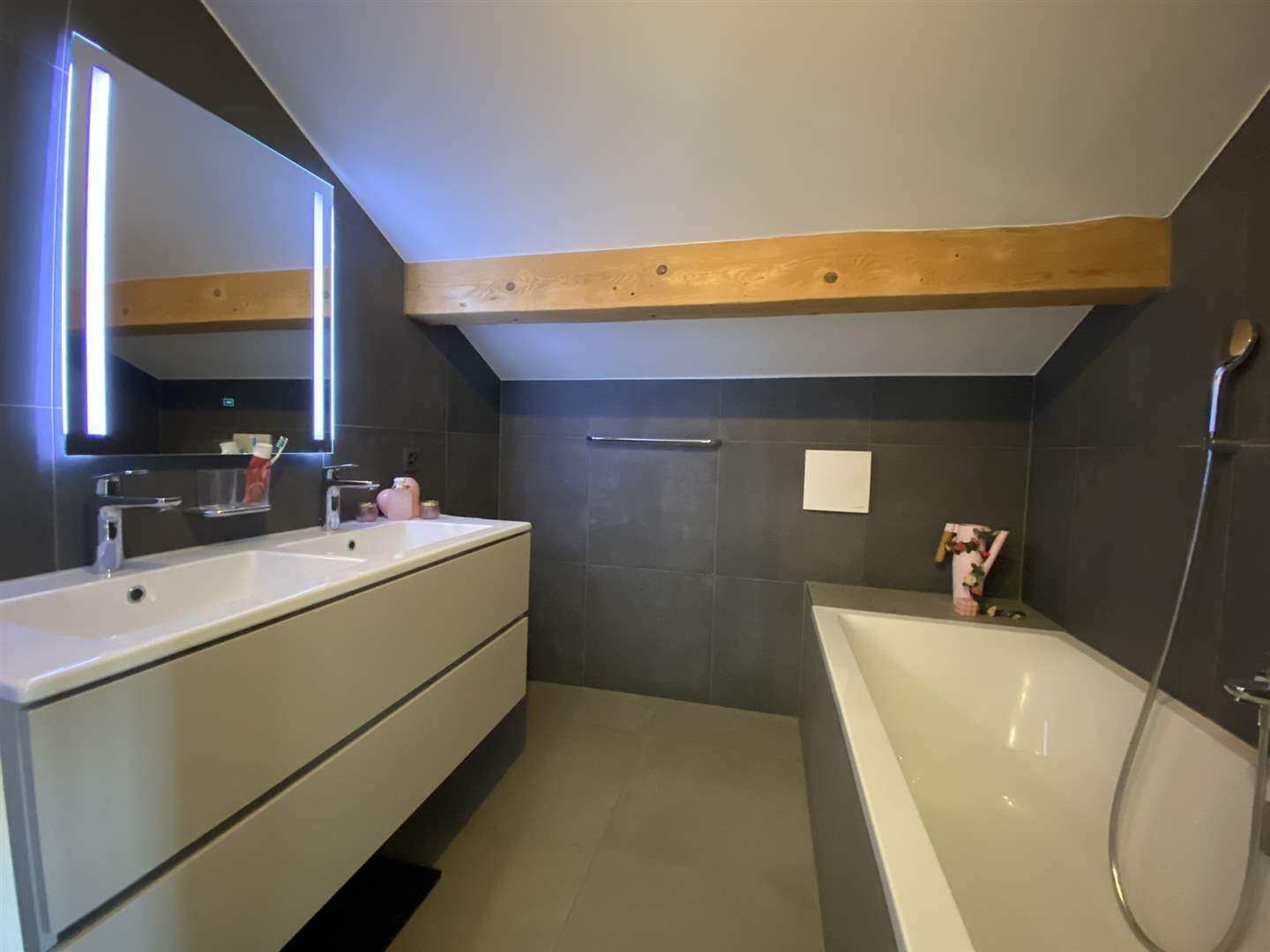 Modernes Badezimmer mit Doppelwaschtisch und Badewanne