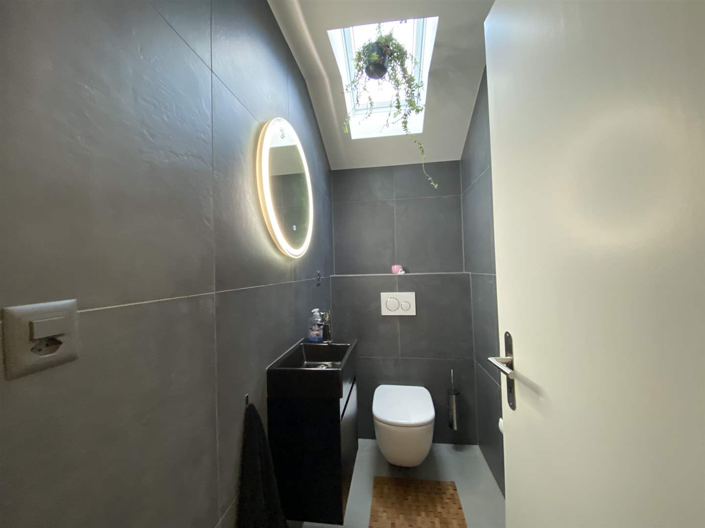 Modernes Gäste-WC mit Dachfenster
