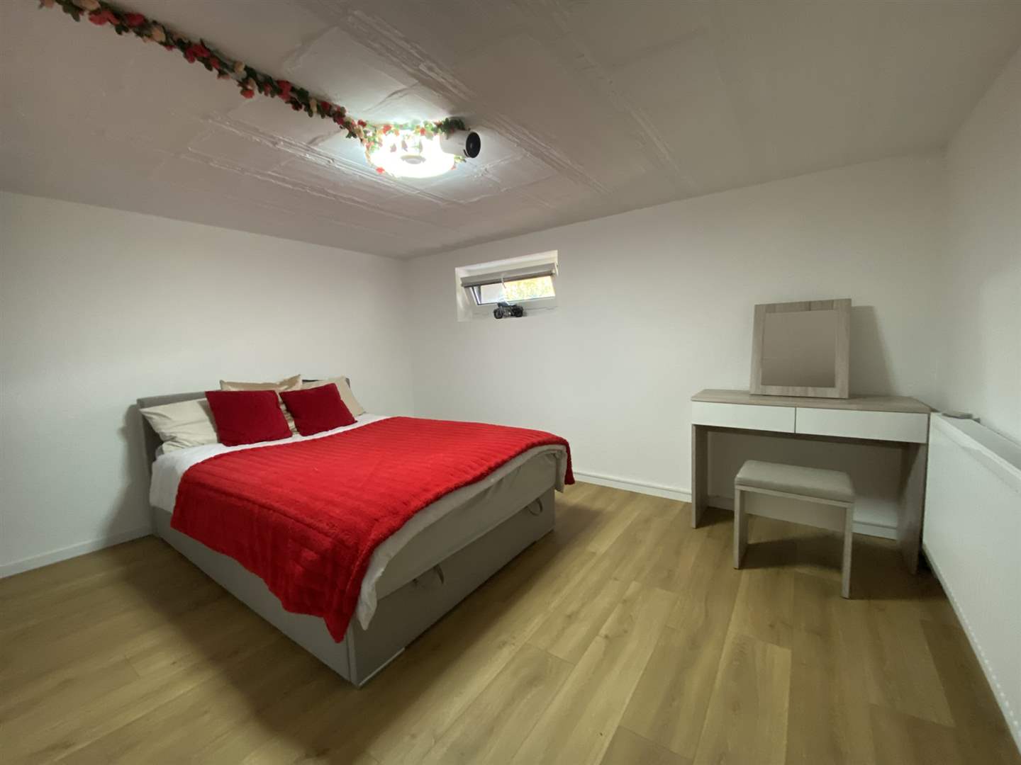 Schlichtes Schlafzimmer im Dachgeschoss