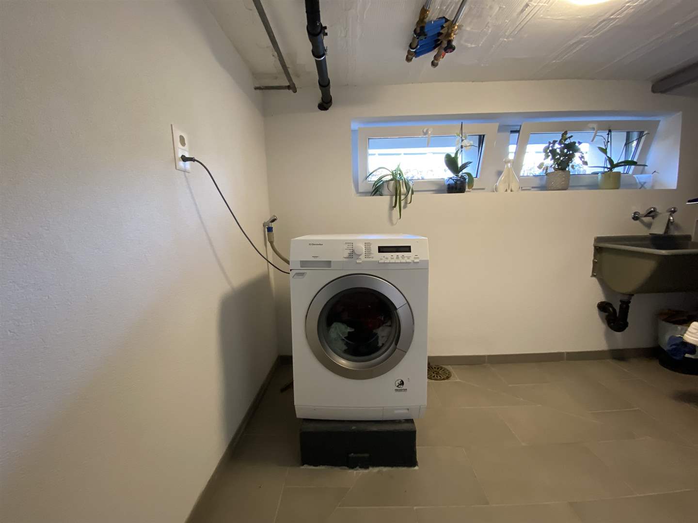 Hauswirtschaftsraum mit Waschmaschine