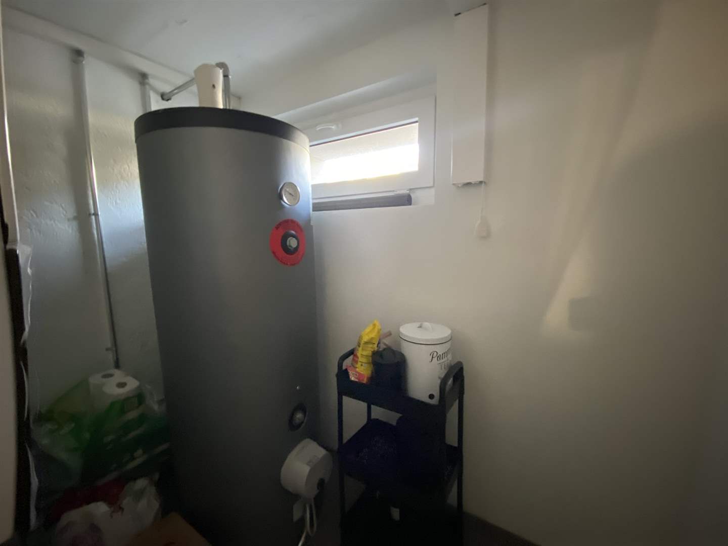 Heizungsraum mit Warmwasserspeicher