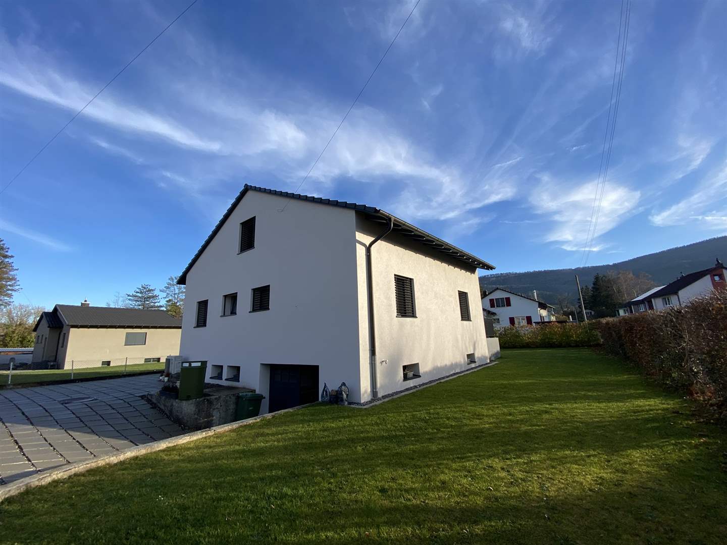 Außenansicht eines freistehenden Hauses mit Garten