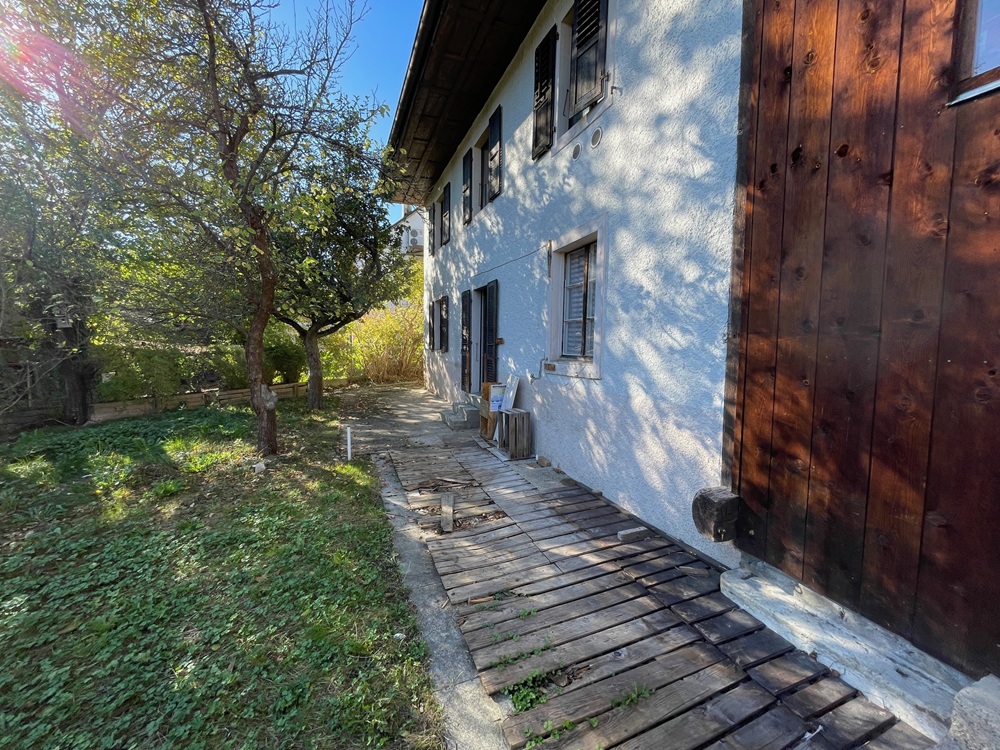 Außenansicht eines Hauses mit Garten