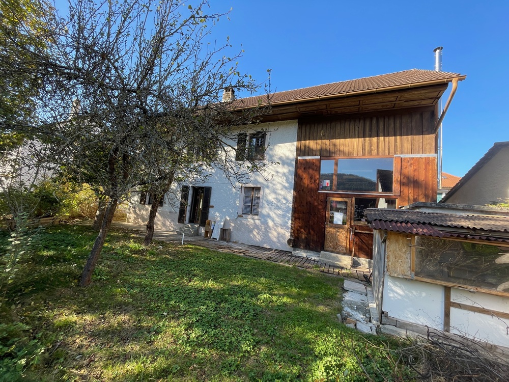 Ländliches Wohnhaus mit Garten