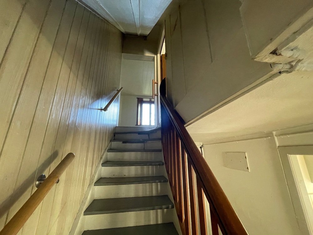 Treppenhaus mit Holzverkleidung