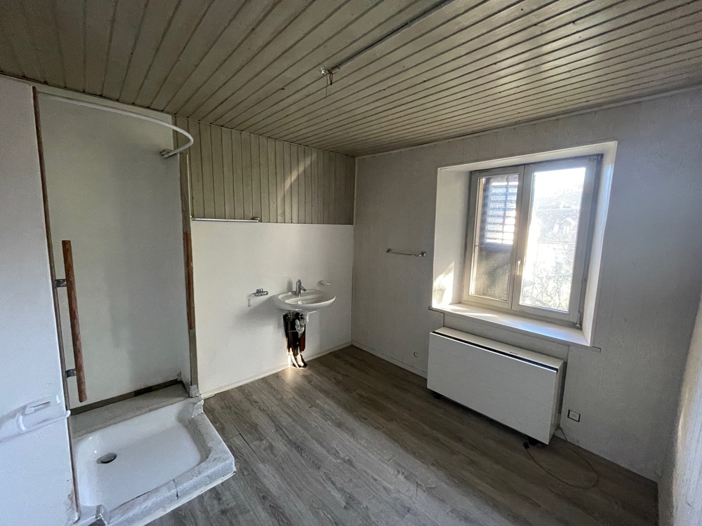 Einfaches Bad mit Dusche und Fenster