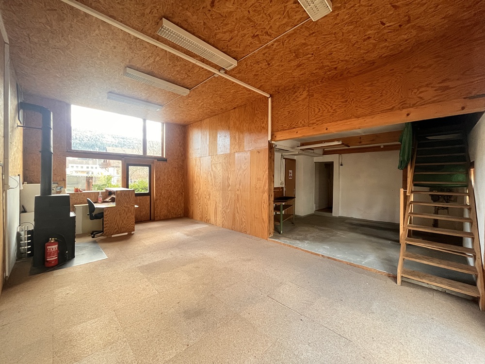 Großer Innenraum mit Holzverkleidung und Treppe