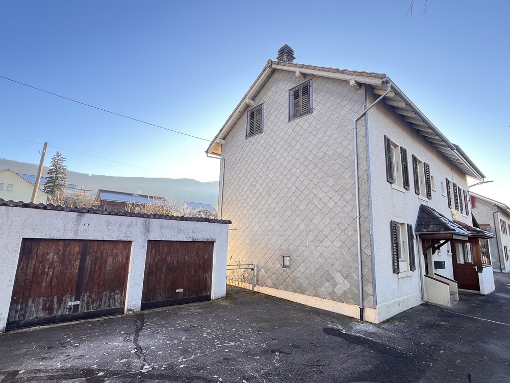 Außenansicht eines Wohnhauses mit Garagenhof
