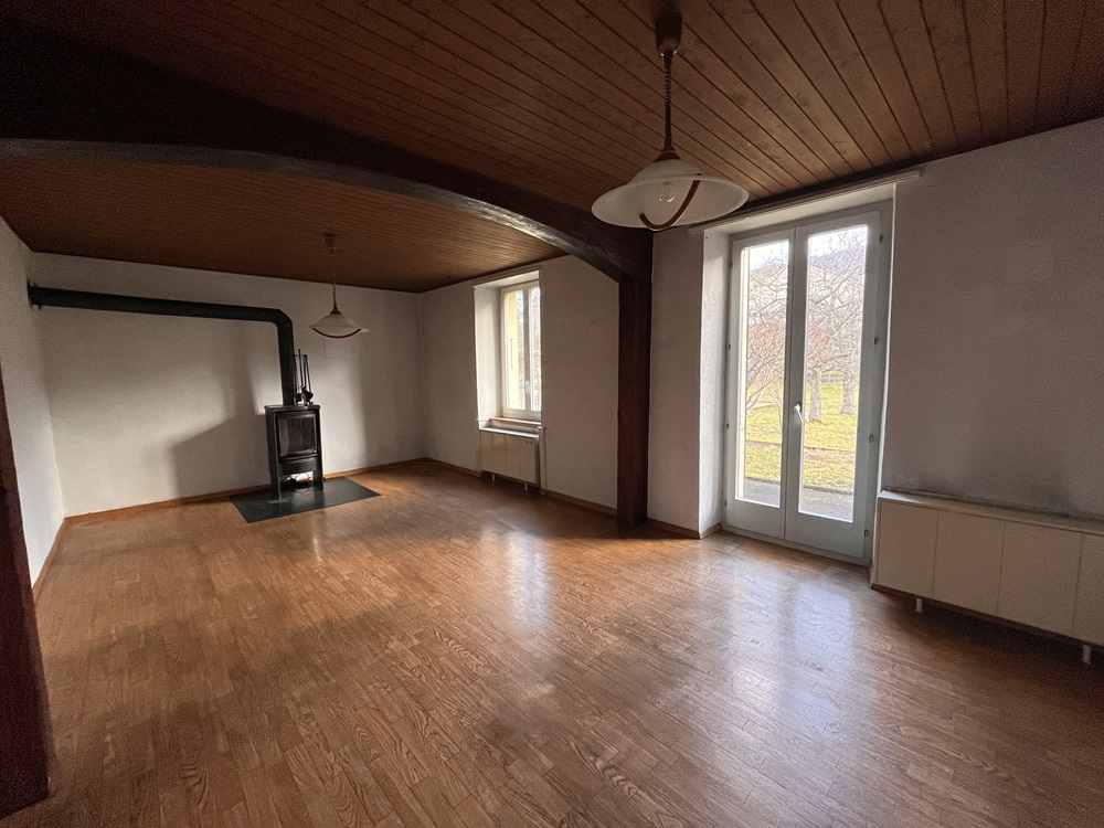 Wohnzimmer mit Holzdecke und Kaminofen