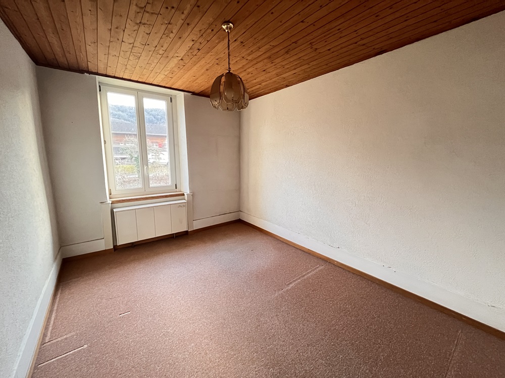Leeres Zimmer mit Holzdecke und Fenster