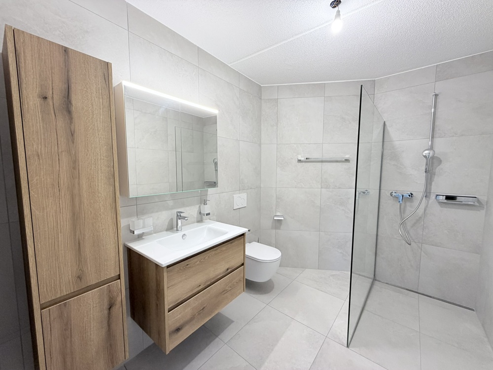 Modernes Badezimmer mit Holzdekor und Glasdusche