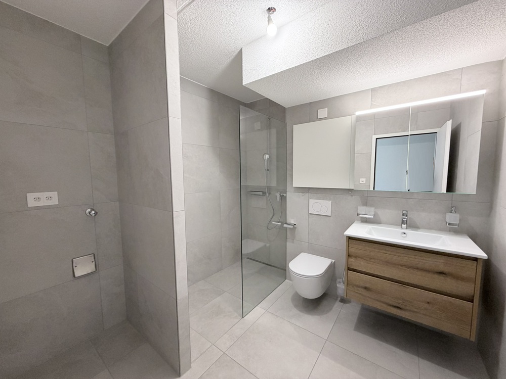 Modernes Badezimmer mit Dusche und Waschtisch