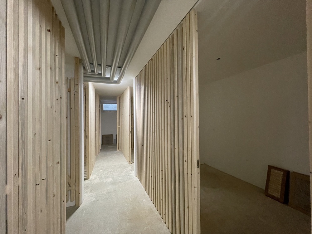 Holzverkleideter Flur im Rohbau