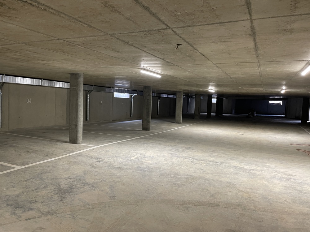 Tiefgarage mit Betonstützen