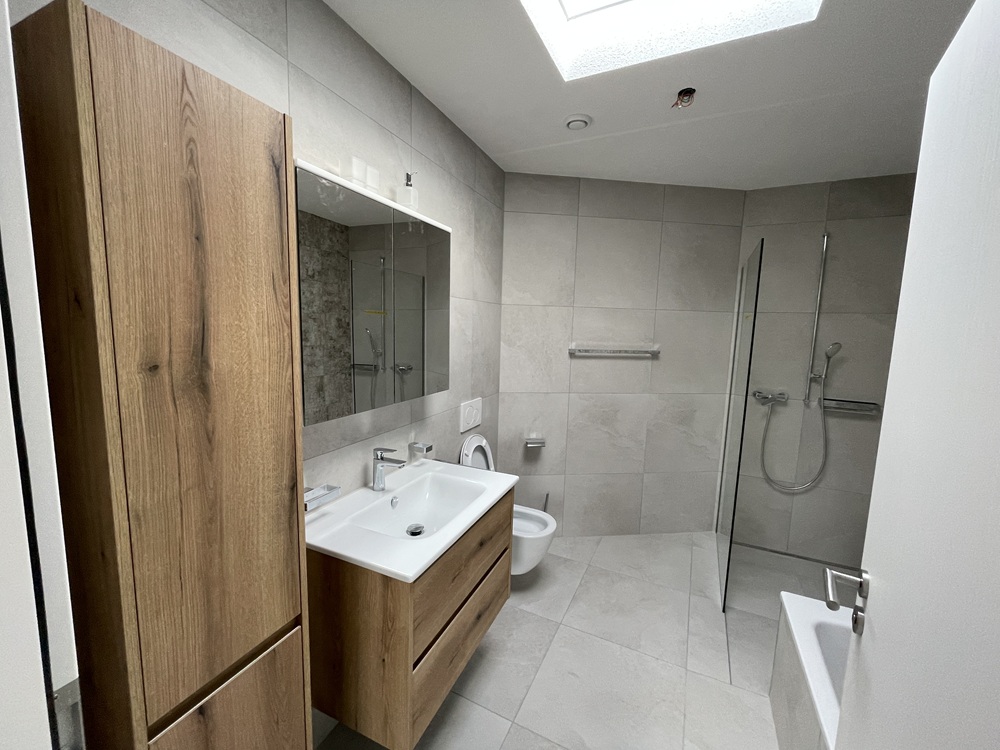Modernes Badezimmer mit Dusche und Holzoptik-Möbeln