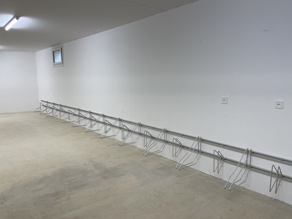 Karger Kellerraum mit Fahrradständer
