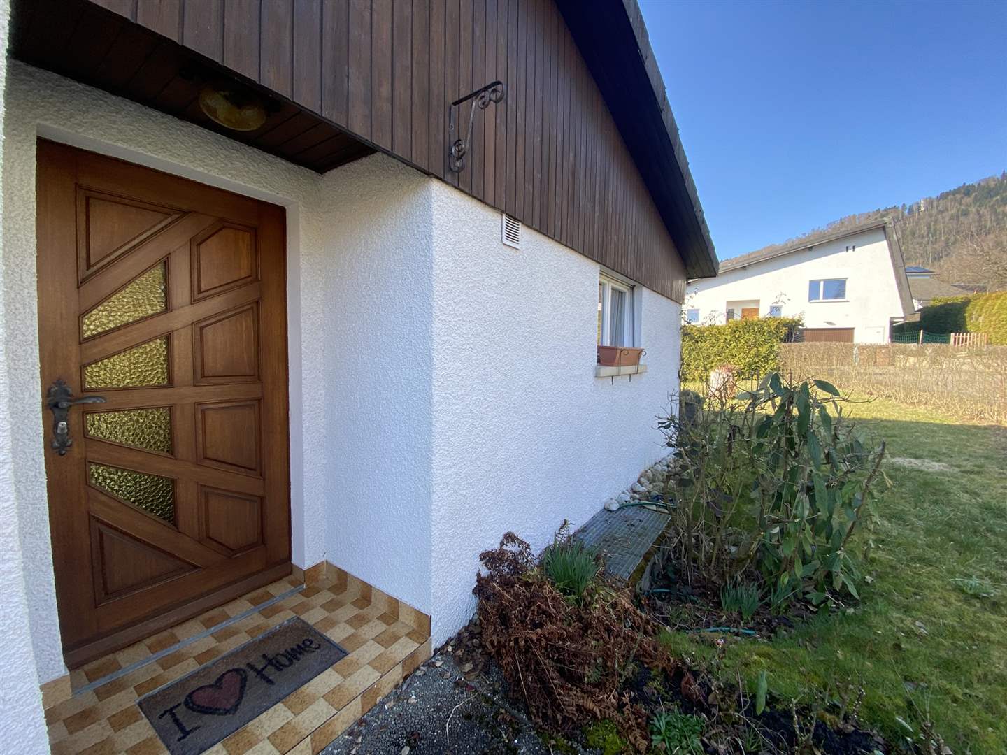Haus-Eingangsbereich mit Garten