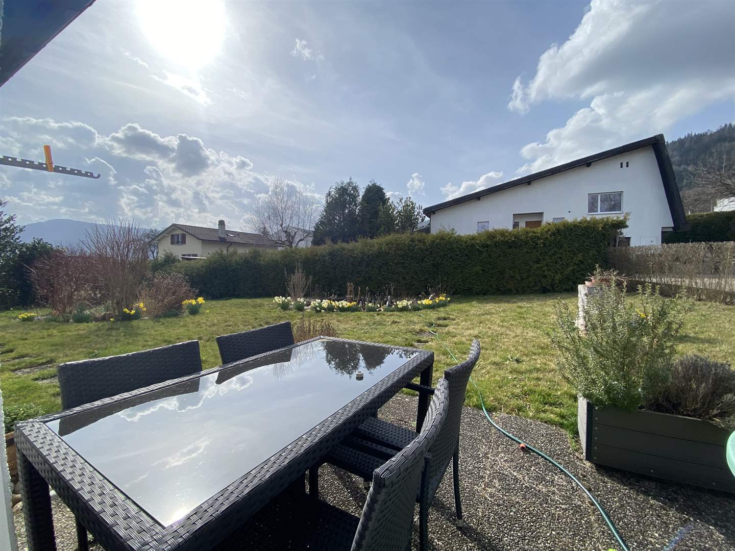 Garten mit Terrasse und Bergblick
