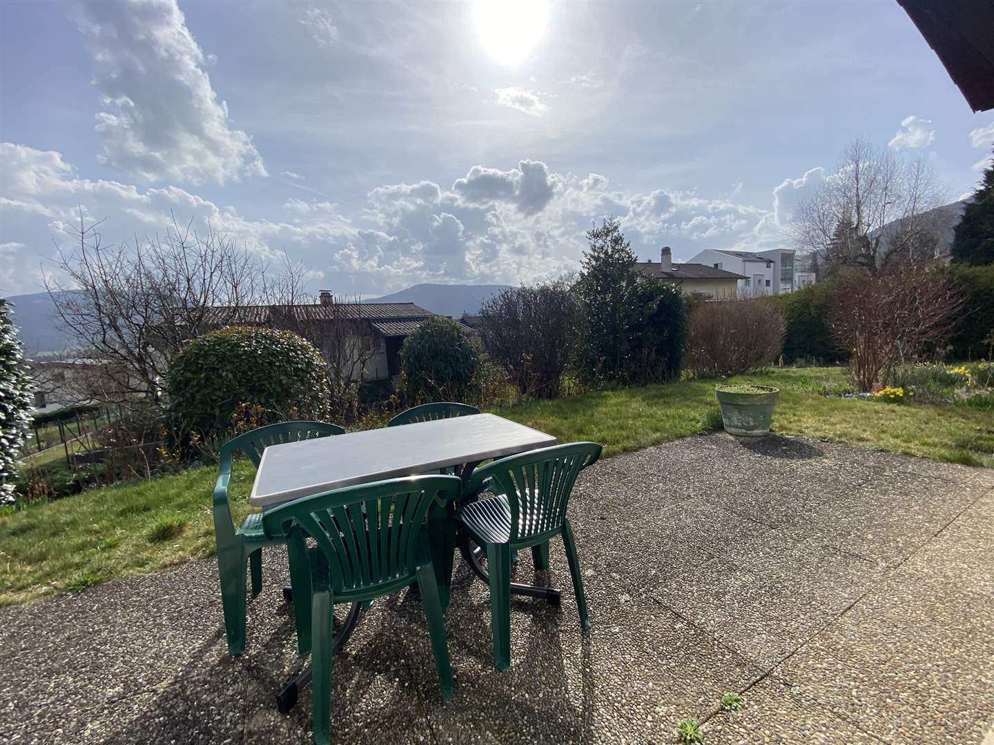 Terrasse mit Gartenmöbeln und Bergblick