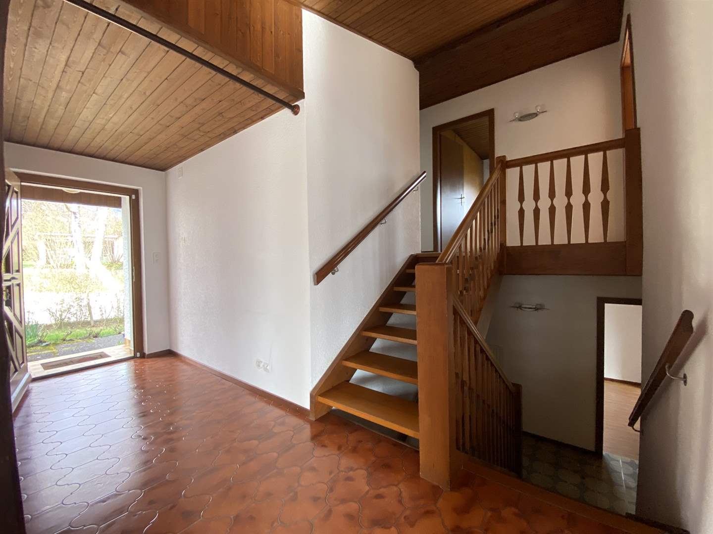 Treppenhaus mit Holzverkleidung