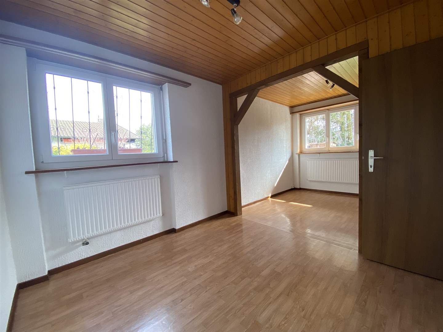 Heller leerer Innenraum mit Holzdecke und Durchgang