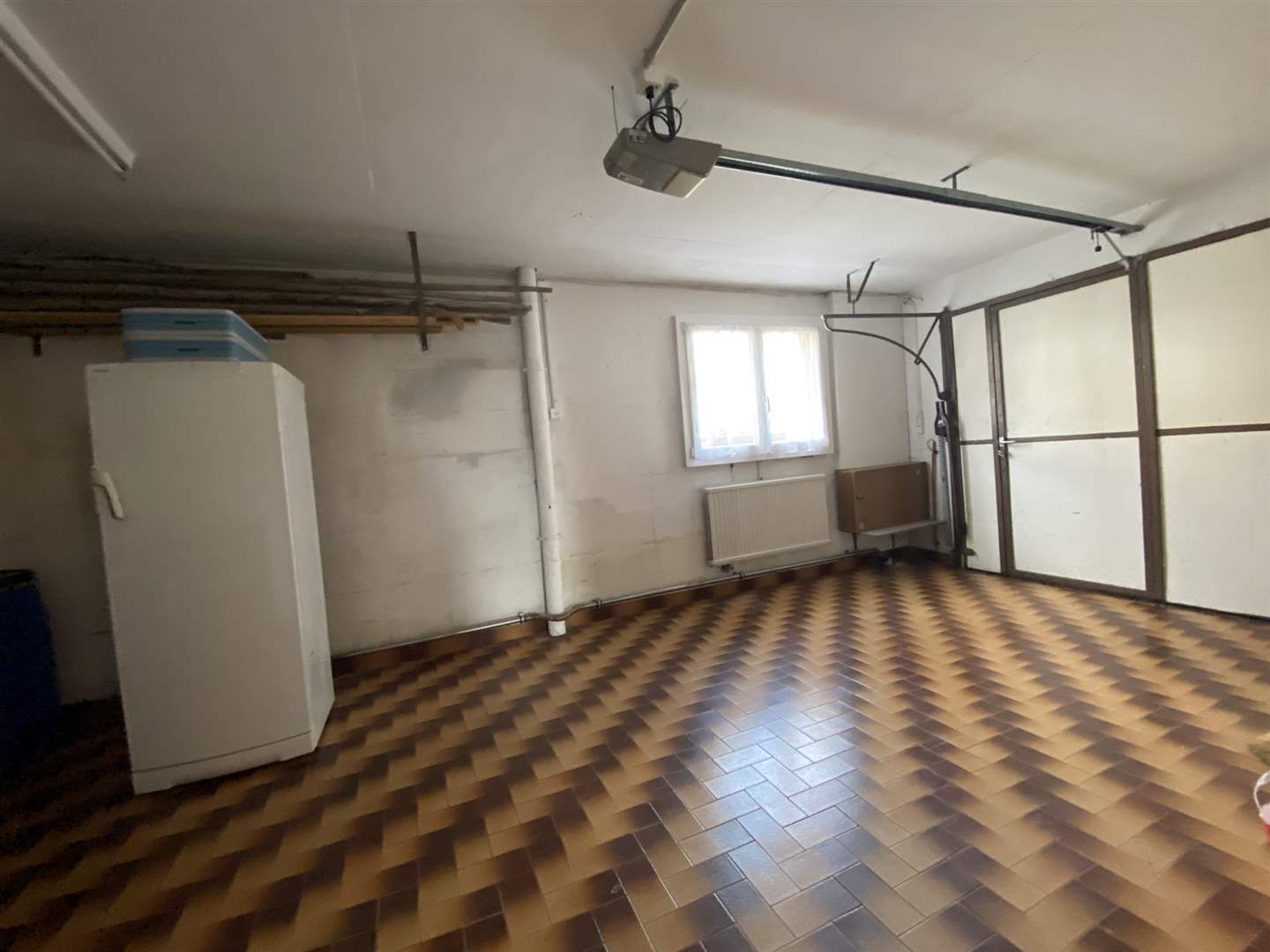 Garage-/Kellerraum mit Garagentor