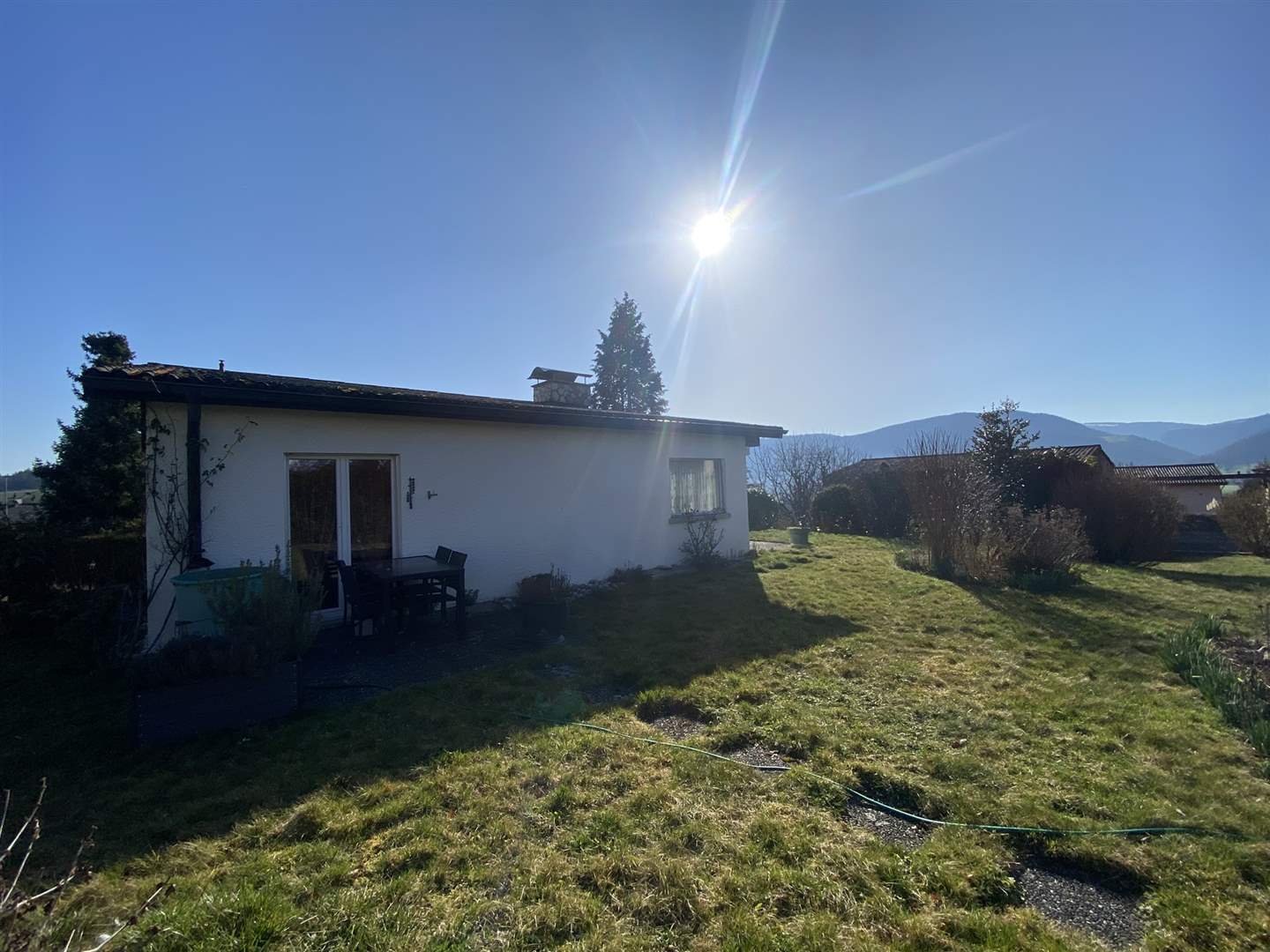 Haus mit Garten und Bergblick
