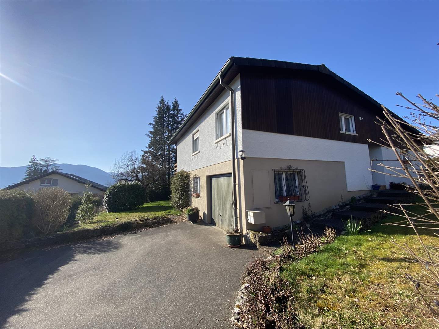 Wohnhaus mit Garten und Bergblick