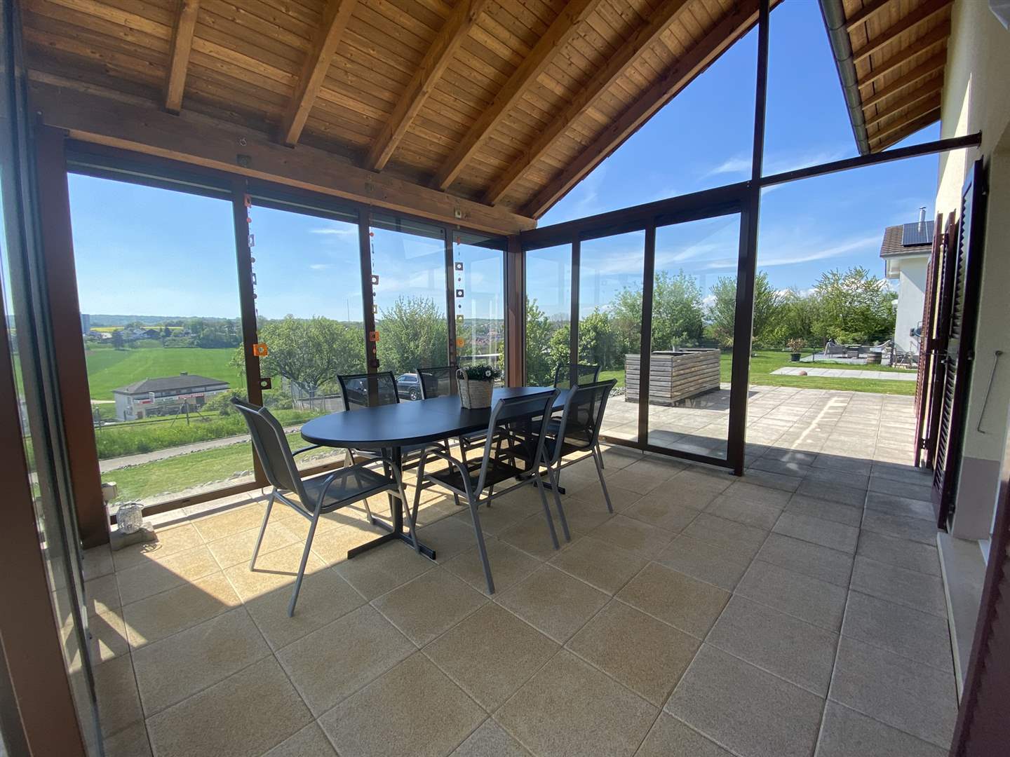 Verglaster Wintergarten mit Terrassenblick
