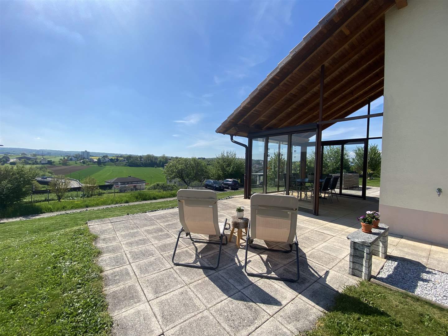 Überdachte Terrasse mit Landschaftsblick