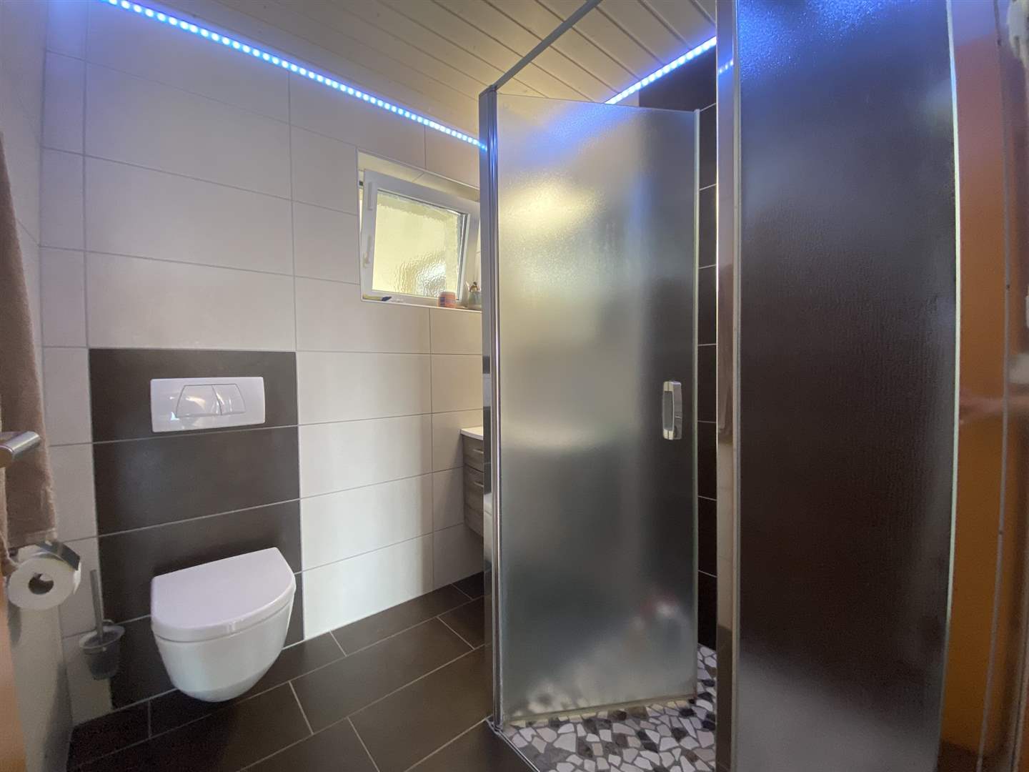 Modernes Badezimmer mit Dusche und WC