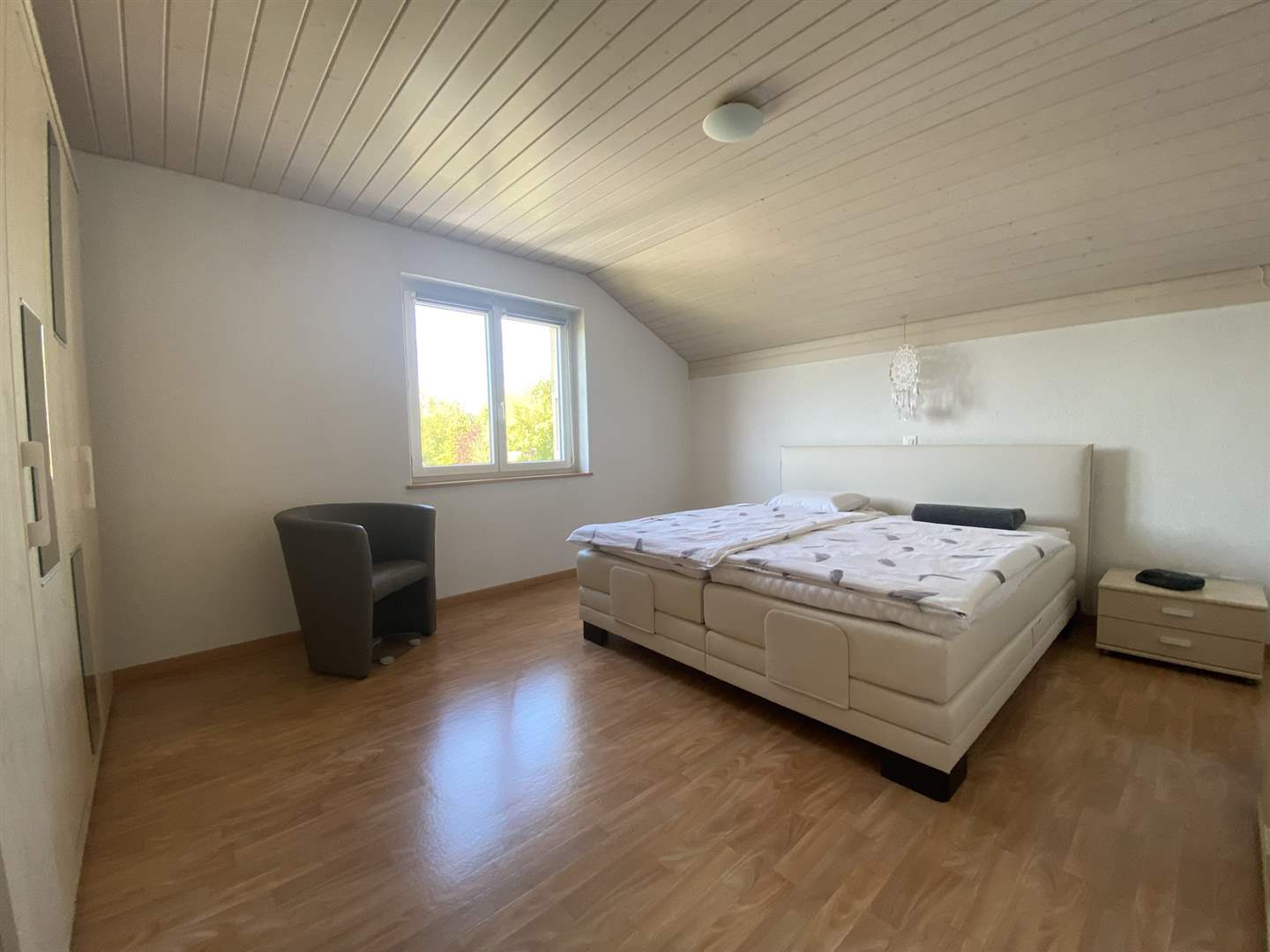 Helles Schlafzimmer mit Dachschräge