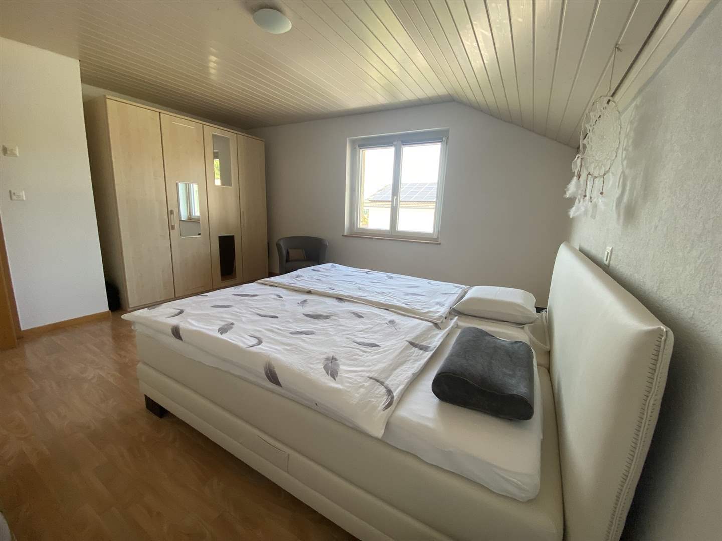 Dachgeschoss-Schlafzimmer mit Doppelbett