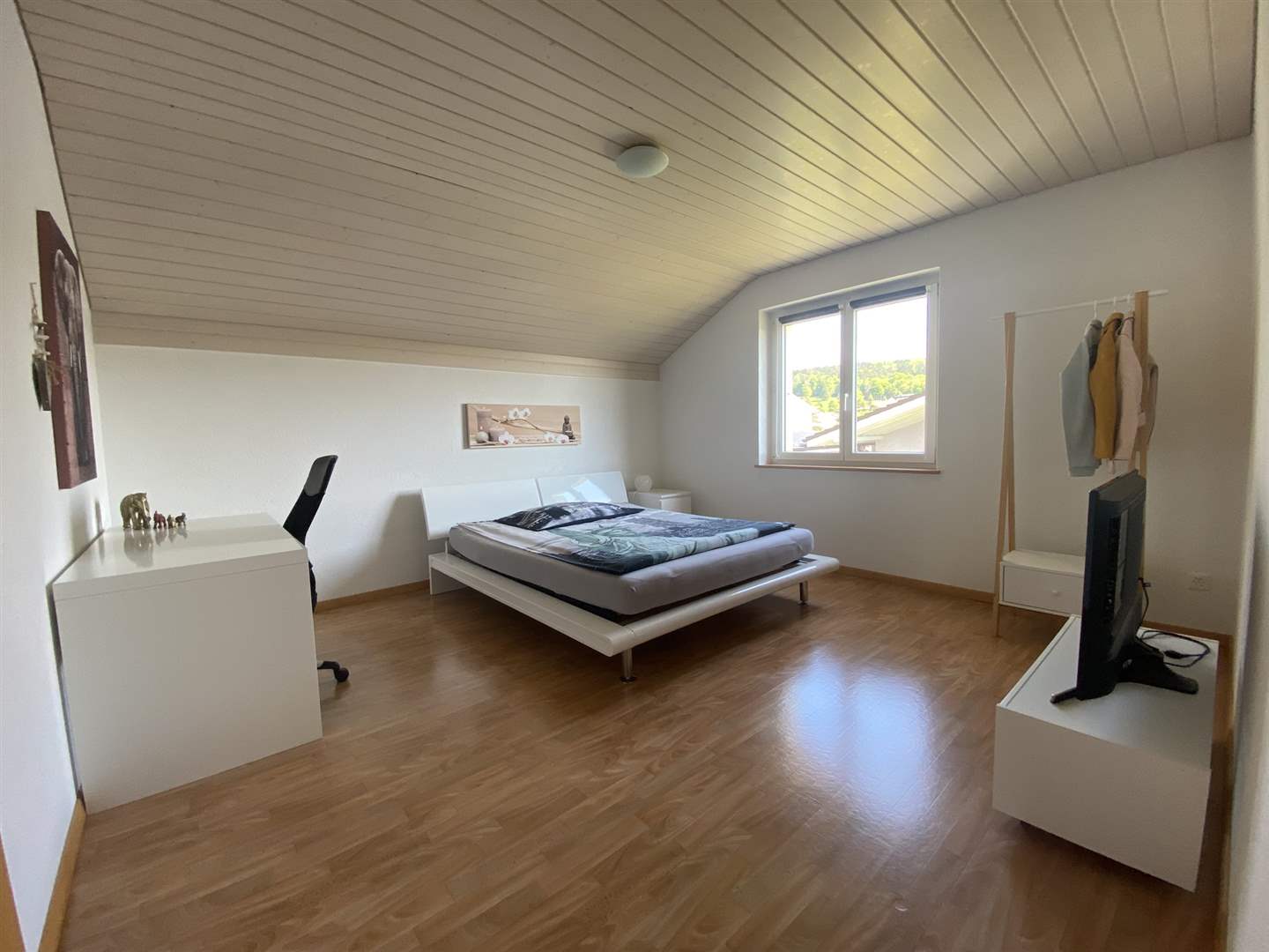 Helles Schlafzimmer mit Dachschräge