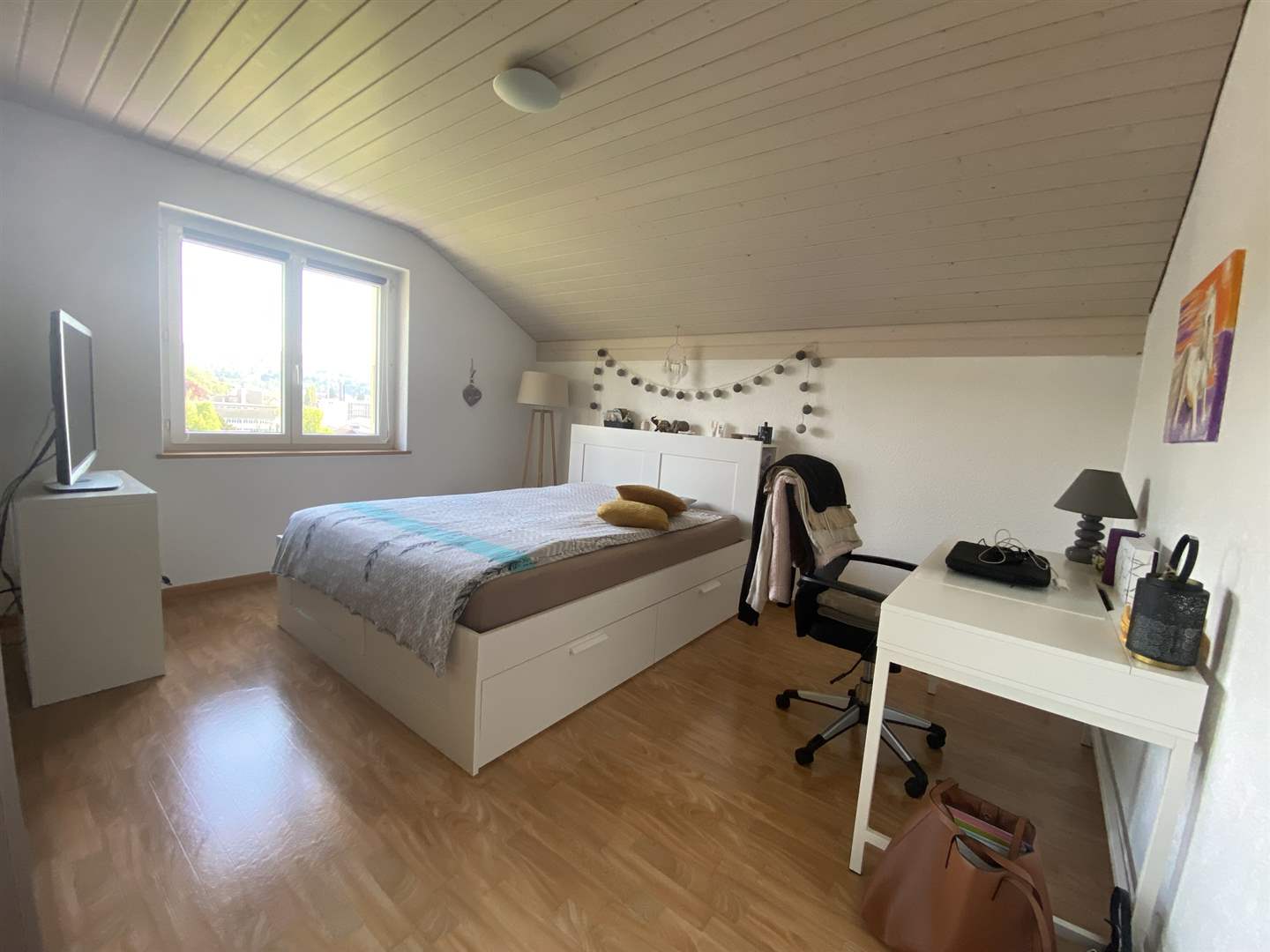 Helles Dachgeschoss-Schlafzimmer mit Arbeitsplatz