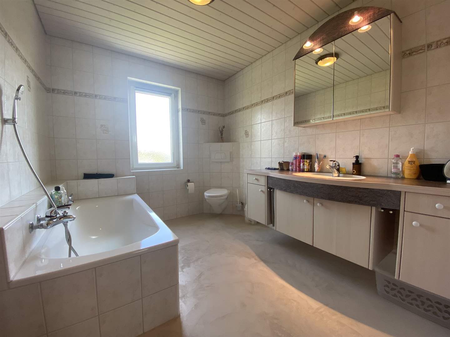 Großes Badezimmer mit Badewanne und Waschtisch