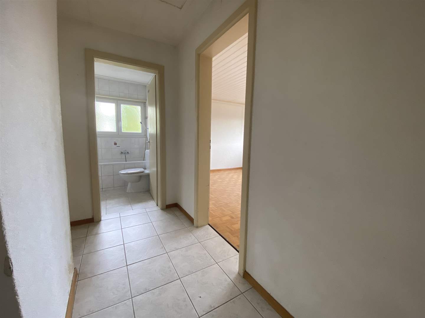Flur mit Blick ins Bad und in einen Wohnraum