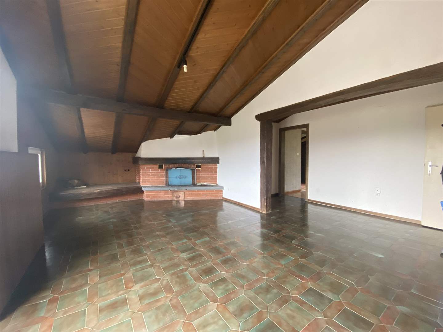 Dachgeschossraum mit Kamin